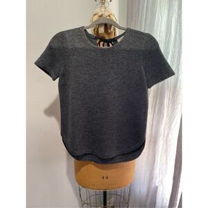 Madewell short sleeves and back bow closing. Great material. Ladies SZ XS beauti